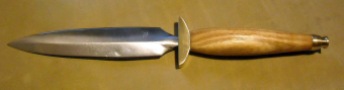 modèle2: lame forgée de 15 cm,montage sur soie traversante,garde et pommeau en bronze